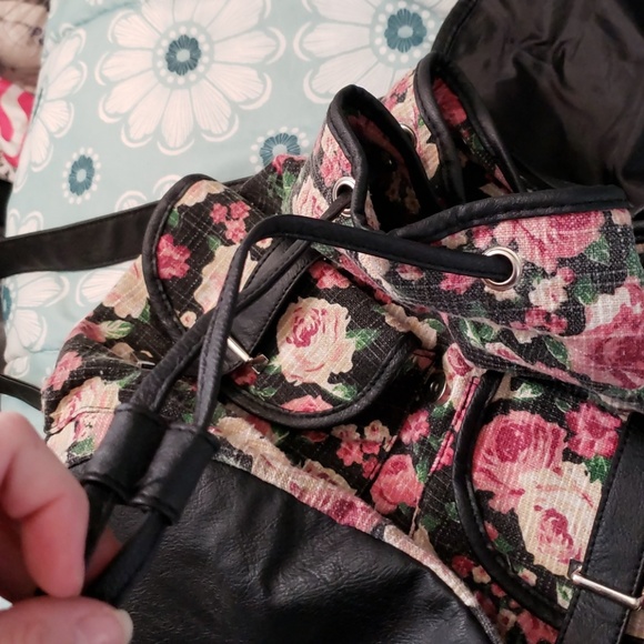 MUDD VINTAGE FLORAL BACKPACK - Picture 6 of 7